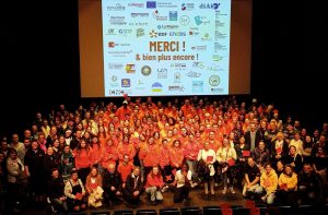 photo des groupe des volontaires du puy de dome sur scène lors de la cérémonie de lancement. En fond les logos des partenaires