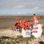 Rêve et Réalise collecte des déchets sur la plage.