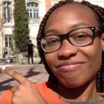 Thouraya, 22 ans, rend visite à des personnes âgées dans le cadre du programme Les Intergénéreux