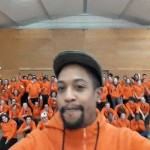 Le Directeur du groupe HappyChic remet les tenues des volontaires de Lille