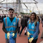 Des volontaires Rêve et réalise nettoient la ville de Rouen lors de l’Armada